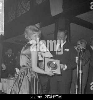 Willeke Alberti erhielt erste Goldrekord aus Händen des Phonogram-Regisseurs Jack Haslinghuis, Willeke Alberti Jack Haslinghuis (Direktor) mit Goldrekord, 2. März 1964, Directors, Niederlande, 20. Jahrhundert Presseagentur Foto, Nachrichten zu erinnern, Dokumentarfilm, historische Fotografie 1945-1990, visuelle Geschichten, Menschliche Geschichte des zwanzigsten Jahrhunderts, Momente in der Zeit festzuhalten Stockfoto