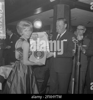 Willeke Alberti erhielt erste Goldrekord aus Händen des Phonogram-Regisseurs Jack Haslinghuis, Willeke Alberti Jack Haslinghuis (Direktor) mit Goldrekord, 2. März 1964, Directors, Niederlande, 20. Jahrhundert Presseagentur Foto, Nachrichten zu erinnern, Dokumentarfilm, historische Fotografie 1945-1990, visuelle Geschichten, Menschliche Geschichte des zwanzigsten Jahrhunderts, Momente in der Zeit festzuhalten Stockfoto