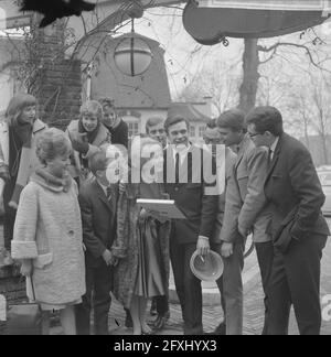 Willeke Alberti erhielt erste Goldrekord aus Händen des Phonogram-Direktors Jack Haslinghuis, Willeke Alberti Rob de Nijs, 2. März 1964, Directors, The Netherlands, 20. Jahrhundert Presseagentur Foto, Nachrichten zu erinnern, Dokumentarfilm, historische Fotografie 1945-1990, visuelle Geschichten, Menschliche Geschichte des zwanzigsten Jahrhunderts, Momente in der Zeit festzuhalten Stockfoto