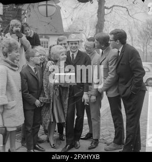 Willeke Alberti erhielt erste Goldrekord von den Händen des Phonogram-Regisseurs Jack Haslinghuis, Willeke Outside mit Rob de Nijs zeigt ihre Trophäe, 2. März 1964, Regisseure, Trophäen, Niederlande, Presseagentur des 20. Jahrhunderts, Foto, Nachrichten zum erinnern, Dokumentarfilm, historische Fotografie 1945-1990, visuelle Geschichten, Menschliche Geschichte des zwanzigsten Jahrhunderts, Momente in der Zeit festzuhalten Stockfoto