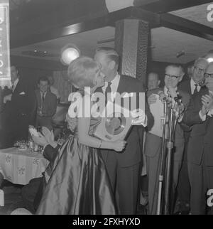 Willeke Alberti erhielt erste Goldrekord aus Händen des Phonogram-Regisseurs Jack Haslinghuis, Willeke Alberti Jack Haslinghuis (Direktor) mit Goldrekord, 2. März 1964, Directors, Niederlande, 20. Jahrhundert Presseagentur Foto, Nachrichten zu erinnern, Dokumentarfilm, historische Fotografie 1945-1990, visuelle Geschichten, Menschliche Geschichte des zwanzigsten Jahrhunderts, Momente in der Zeit festzuhalten Stockfoto