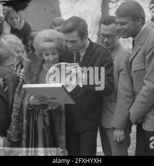 Willeke Alberti erhielt erste Goldplatte aus den Händen des Phonogram-Regisseurs Jack Haslinghuis, Willeke Alberti und Rob de Nijs die Platte ansehen, 2. März 1964, Musik, Auszeichnungen, Sänger, Sänger, Niederlande, Foto der Presseagentur des 20. Jahrhunderts, zu erinnerende Nachrichten, Dokumentarfilm, historische Fotografie 1945-1990, visuelle Geschichten, Menschliche Geschichte des zwanzigsten Jahrhunderts, Momente in der Zeit festzuhalten Stockfoto
