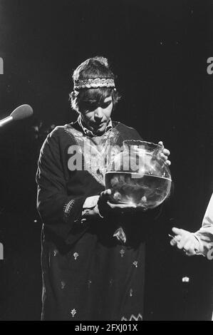 Willem Duys gibt Edisons in TV-Sendung voor de vuist weg aus. Paul van Vliet als ´^Bram van de Commune´, mit Duys' Fishbowl, 26. Februar 1971, Kabarettisten, Preisverleihungen, Fischschalen, Niederlande, Foto der Presseagentur des 20. Jahrhunderts, News to remember, Dokumentarfilm, historische Fotografie 1945-1990, visuelle Geschichten, Menschliche Geschichte des zwanzigsten Jahrhunderts, Momente in der Zeit festzuhalten Stockfoto