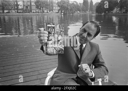 Willem Duys mit Buch voor mijn vuist weg, Präsentation in Amsterdam, 25. September 1970, Bücher, Niederlande, Presseagentur des 20. Jahrhunderts, Foto, Nachrichten zum erinnern, Dokumentarfilm, historische Fotografie 1945-1990, visuelle Geschichten, Menschliche Geschichte des zwanzigsten Jahrhunderts, Momente in der Zeit festzuhalten Stockfoto