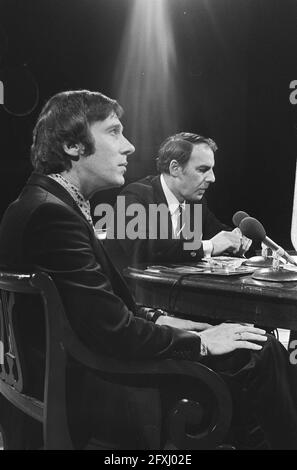 Willem Duys gibt Edisons in TV-Programm voor de vuist weg.Willem Duys und Frans Halsema, 26. Februar 1971, Kabarettisten, Preisverleihungen, Niederlande, Presseagentur des 20. Jahrhunderts, Foto, Nachrichten zum erinnern, Dokumentarfilm, historische Fotografie 1945-1990, visuelle Geschichten, Menschliche Geschichte des zwanzigsten Jahrhunderts, Momente in der Zeit festzuhalten Stockfoto