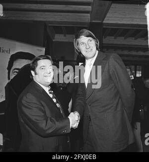 Willy Alberti, 35 Jahre Künstler, Peter Post (ehemaliger Radfahrer) schüttelt Willy Albertis Hand, 15. Oktober 1973, Sänger, Niederlande, 20. Jahrhundert Presseagentur Foto, Nachrichten zu erinnern, Dokumentarfilm, historische Fotografie 1945-1990, visuelle Geschichten, Menschliche Geschichte des zwanzigsten Jahrhunderts, Momente in der Zeit festzuhalten Stockfoto