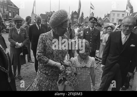 Königin Juliana in Dordrecht Anlässlich des 400. Gedenkens an die erste Versammlung der freien Staaten im Jahr 1572 wird die Königin mit Blumen überreicht; links Bürgermeister J.J. van der Lee von Dordrecht, rechts Herr M. Vrolijk (Beauftragter der Königin in Südholland), 28. Juni 1972, Bürgermeister, Kommissare der Königin, gedenkfeiern, Königinnen, republik, Niederlande, Foto der Presseagentur des 20. Jahrhunderts, Nachrichten zur Erinnerung, Dokumentarfilm, historische Fotografie 1945-1990, visuelle Geschichten, Menschliche Geschichte des zwanzigsten Jahrhunderts, Momente in der Zeit festzuhalten Stockfoto