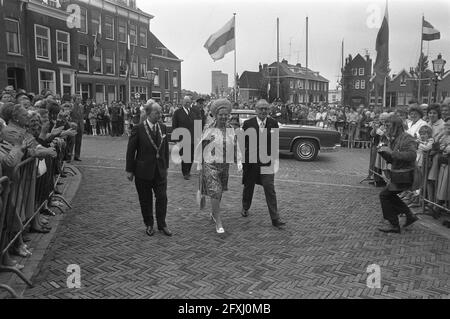 Königin Juliana in Dordrecht Anlässlich des 400. Gedenkens an das erste Treffen der freien Staaten im Jahr 1572, links Bürgermeister J.J. van der Lee von Dordrecht, rechts herr. Herr Vrolijk (Queen's commissioner in South Holland), 28. Juni 1972, Bürgermeister, Queen's Commissioners, gedenkfeiern, Königinnen, republik, Niederlande, Foto der Presseagentur des 20. Jahrhunderts, Nachrichten zur Erinnerung, Dokumentarfilm, historische Fotografie 1945-1990, visuelle Geschichten, Menschliche Geschichte des zwanzigsten Jahrhunderts, Momente in der Zeit festzuhalten Stockfoto