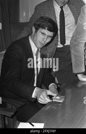 Wim van Hanegem erscheint vor dem Berufungsausschuss des KNVB in Utrecht, 7. November 1969, Gerichtsversammlungen, Fußballspieler, 20. Jahrhundert Presseagentur Foto, Nachrichten zu erinnern, Dokumentarfilm, historische Fotografie 1945-1990, visuelle Geschichten, Menschliche Geschichte des zwanzigsten Jahrhunderts, Momente in der Zeit festzuhalten Stockfoto