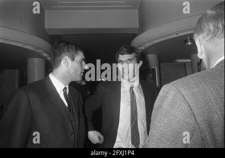 Wim van Hanegem erscheint vor dem Berufungskomitee der KNVB in Utrecht. Links NEC-Spieler Miel Pijs, 7. November 1969, Anwälte, Gerichtsversammlungen, Fußballspieler, Niederlande, Presseagentur des 20. Jahrhunderts, Foto, Nachrichten zum erinnern, Dokumentarfilm, historische Fotografie 1945-1990, visuelle Geschichten, Menschliche Geschichte des zwanzigsten Jahrhunderts, Momente in der Zeit festzuhalten Stockfoto