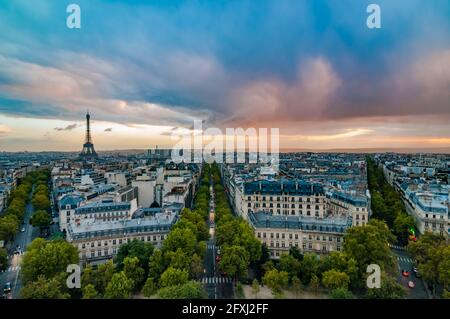 FRANKREICH, PARIS (75) 8. ARR-ANSICHT DES EIFFELTURMS VOM ARC DE TRIOMPHE BEI SONNENUNTERGANG Stockfoto