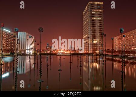 FRANKREICH, HAUTS DE SEINE (92) PUTEAUX, BECKEN MIT METALLSTANGEN. (TAKIS-KÜNSTLER) Stockfoto