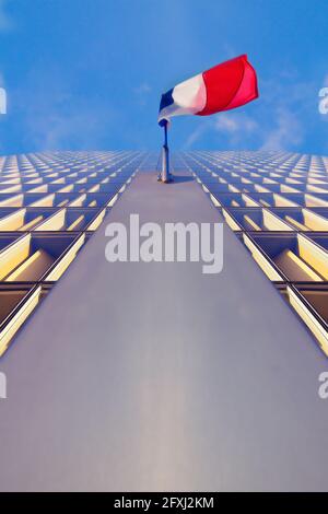 FRANKREICH, PARIS (75) 13. ARR, BLICK GEGEN DEN TAUCHGANG DER BNF MIT DER FRANZÖSISCHEN FLAGGE (ARCHITEKT DOMINIQUE PERRAULT) Stockfoto