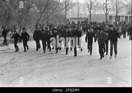 Das Winterwetter geht weiter. Schuljugend auf dem Eis, 17. Dezember 1981, EIS, Schuljugend, Niederlande, Presseagentur des 20. Jahrhunderts, Foto, Nachrichten zum erinnern, Dokumentarfilm, historische Fotografie 1945-1990, visuelle Geschichten, Menschliche Geschichte des zwanzigsten Jahrhunderts, Momente in der Zeit festzuhalten Stockfoto