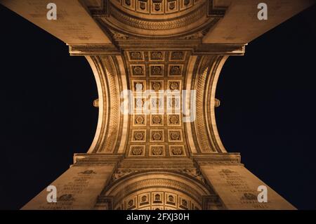 FRANKREICH, PARIS (75), PLACE CHARLES DE GAULLE, BLICK AUF DAS INNERE DES ARC DE TRIOMPHE BEI NACHT Stockfoto