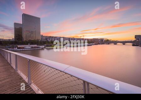 FRANKREICH, PARIS (75),12. ARR, BLICK AUF ZWEI GEBÄUDE DER BNF MIT DER SEINE VON DER BRÜCKE SIMONE DE BEAUCOIR BEI SONNENUNTERGANG Stockfoto