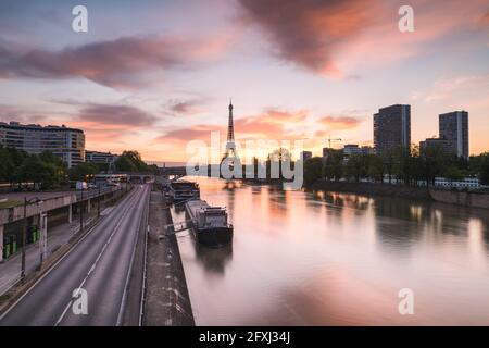 FRANKREICH, PARIS (75), 15. ARR, BLICK AUF DEN EIFFELTURM UND DAS VIERTEL GRENELLE VON DER BRÜCKE VON BIR-HAKEIM BEI SUNRISE Stockfoto