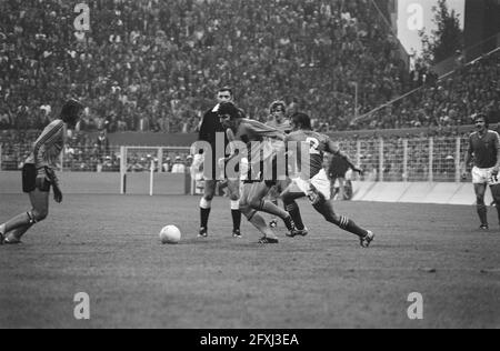 WM 74, Niederlande gegen Schweden 0:0, Van Hanegem im Duell mit Olssen (2), 19. Juni 1974, Sport, Fußball, Weltmeisterschaft, Niederlande, Foto der Presseagentur des 20. Jahrhunderts, zu erinnerende Nachrichten, Dokumentarfilm, historische Fotografie 1945-1990, visuelle Geschichten, Menschliche Geschichte des zwanzigsten Jahrhunderts, Momente in der Zeit festzuhalten Stockfoto