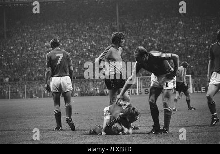 WM 74, Niederlande gegen Schweden 0-0, Nr. 5 gelbe Karte für Andersson und Spielmomente, 19. Juni 1974, Sport, Fußball, Weltmeisterschaft, Niederlande, Foto der Presseagentur des 20. Jahrhunderts, zu erinnerende Nachrichten, Dokumentarfilm, historische Fotografie 1945-1990, visuelle Geschichten, Menschliche Geschichte des zwanzigsten Jahrhunderts, Momente in der Zeit festzuhalten Stockfoto