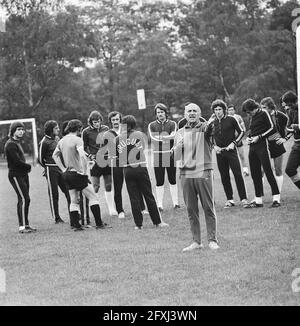 WC 74; Training Uruguay in Duitsburg, Trainer Porta, unter Spielern, Gesten empört auf Fotograf, 10. Juni 1974, FOTOS, SPIELER, Trainer, Niederlande, Foto der Presseagentur des 20. Jahrhunderts, zu erinnerende Nachrichten, Dokumentarfilm, historische Fotografie 1945-1990, visuelle Geschichten, Menschliche Geschichte des zwanzigsten Jahrhunderts, Momente in der Zeit festzuhalten Stockfoto