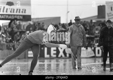 Eisschnelllauf-Weltmeisterschaft in Deventer Damen, 19. Februar 1967, Schlittschuhlaufen, Sport, Niederlande, Presseagentur des 20. Jahrhunderts, Foto, Nachrichten zum erinnern, Dokumentarfilm, historische Fotografie 1945-1990, visuelle Geschichten, Menschliche Geschichte des zwanzigsten Jahrhunderts, Momente in der Zeit festzuhalten Stockfoto