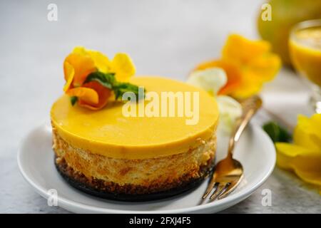 Hausgemachter Mango Mousse Cake - Sommerdesserts, selektiver Fokus Stockfoto