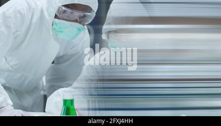 Zusammensetzung von Wissenschaftlern in psa-Anzügen, die im Labor und arbeiten Speicherplatz kopieren Stockfoto