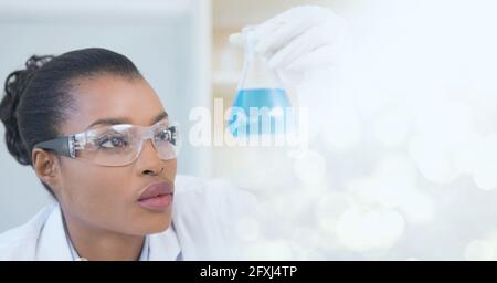 Zusammensetzung einer Laborantin mit konischem Kolben, mit weißem Bokeh-Kopierraum nach rechts Stockfoto