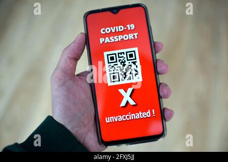 Reisen während der SARS-CoV-19-Pandemie. Covid-19 Passantrag im Mobiltelefon. Stockfoto