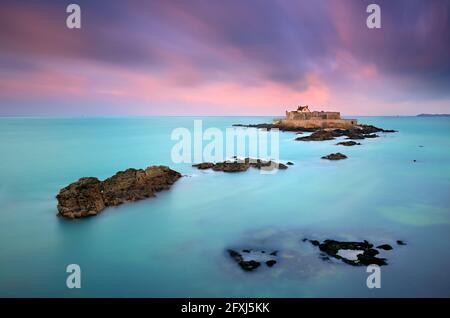 FRANKREICH, BRETAGNE, ILLE ET VILAINE (35) SAINT-MALO, GESAMTANSICHT DES FORT NATIONAL IN LANGZEITBELICHTUNG Stockfoto