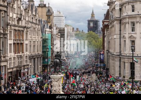 Große Menge von Demonstranten marschiert Whitehall mit Big Ben im Hintergrund herunter, Protest gegen Freie Palästina, London, 22. Mai 2021 Stockfoto