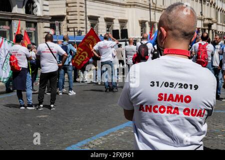 Rom, Italien. Mai 2021. Auf der piazza Santi Apostoli die Garnison der Arbeiter des Whirlpools von Neapel, flankiert von Delegationen aus allen italienischen Werken der Gruppe. Arbeiter und Arbeiter, die T-Shirts mit den Worten „Wir sind immer noch hier“ tragen Kredit: Unabhängige Fotoagentur/Alamy Live News Stockfoto