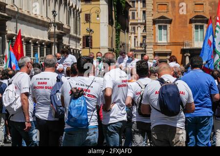 Rom, Italien. Mai 2021. Auf der piazza Santi Apostoli die Garnison der Arbeiter des Whirlpools von Neapel, flankiert von Delegationen aus allen italienischen Werken der Gruppe. Arbeiter und Arbeiter, die T-Shirts mit den Worten „Wir sind immer noch hier“ tragen Kredit: Unabhängige Fotoagentur/Alamy Live News Stockfoto