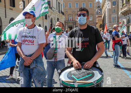 Rom, Italien. Mai 2021. Auf der piazza Santi Apostoli die Garnison der Arbeiter des Whirlpools von Neapel, flankiert von Delegationen aus allen italienischen Werken der Gruppe. Arbeiter und Arbeiter, die T-Shirts mit den Worten „Wir sind immer noch hier“ tragen Kredit: Unabhängige Fotoagentur/Alamy Live News Stockfoto