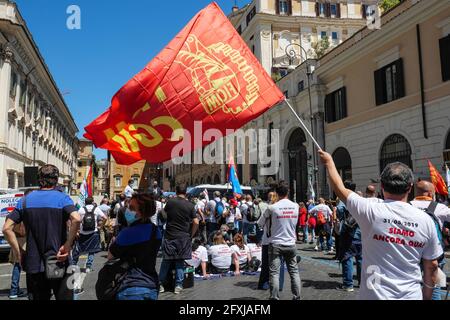 Rom, Italien. Mai 2021. Auf der piazza Santi Apostoli die Garnison der Arbeiter des Whirlpools von Neapel, flankiert von Delegationen aus allen italienischen Werken der Gruppe. Arbeiter und Arbeiter, die T-Shirts mit den Worten „Wir sind immer noch hier“ tragen Kredit: Unabhängige Fotoagentur/Alamy Live News Stockfoto