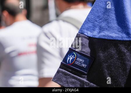 Rom, Italien. Mai 2021. Auf der piazza Santi Apostoli die Garnison der Arbeiter des Whirlpools von Neapel, flankiert von Delegationen aus allen italienischen Werken der Gruppe. Arbeiter und Arbeiter, die T-Shirts mit den Worten „Wir sind immer noch hier“ tragen Kredit: Unabhängige Fotoagentur/Alamy Live News Stockfoto