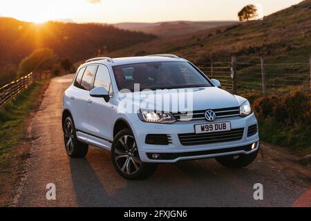 London, Großbritannien, 18. Mai 2021: Weißer Volkswagen Touareg R- Line Highline 2014 Stockfoto