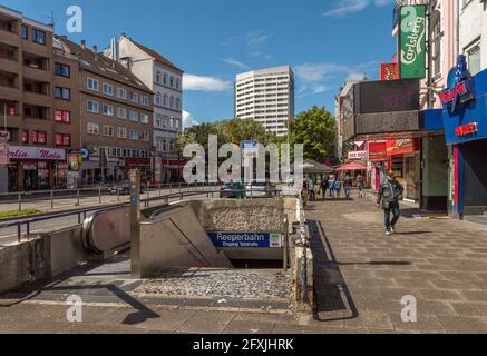Ein- und Ausgang der U-Bahn-Station Reeperbahn, Hamburg, Deutschland Stockfoto