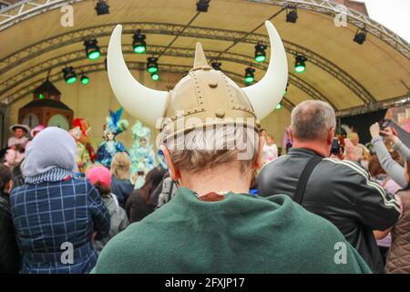 Mann in einem wikingerkostüm und einem Helm mit Hörnern Am Karneval Stockfoto