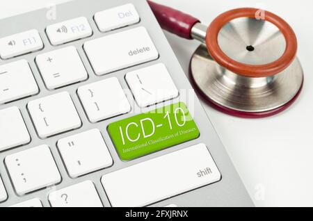 Internationale Klassifikation der Krankheiten und verwandter Gesundheitsprobleme 10. Revision oder ICD-10 und Stethoskop medizinische auf der Computertastatur. Stockfoto