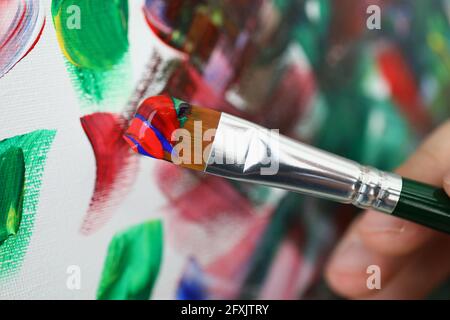 Pinsel mit mehrfarbigen Farben auf dem Hintergrund des Bildes Stockfoto