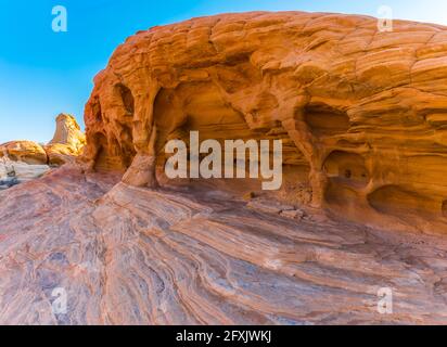 Bögen und Türme, die durch Erosion in den Slick Rock Formationen von Fire Valley, Valley of Fire State Park, Nevada, USA, gebildet wurden Stockfoto