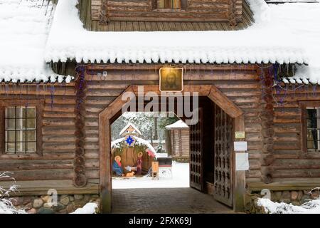 Dubna, Russland - Januar 5 2021: Krippe, Jungfrau Maria, St. Josef, Jesus Bethlehem Figuren im Tempelkomplex der Smolensker Ikone der Mo Stockfoto