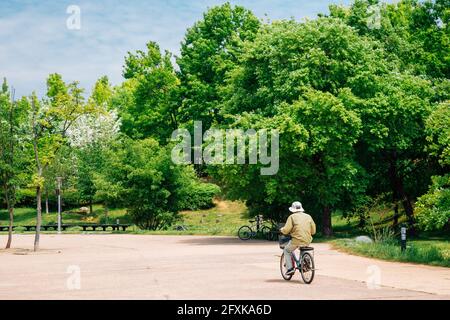 Gimhae, Korea - 24. April 2021 : Sureungwon Garden und Mann auf dem Fahrrad Stockfoto