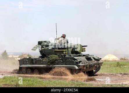 REGION RIVNE, UKRAINE - 26. MAI 2021 - Teilnehmer der taktischen Bataillonübungen einer separaten mechanisierten Brigade des Nordeinsatzkommandus Stockfoto