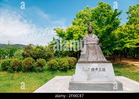 Gimhae, Korea - 24. April 2021 : Heo Hwang-ok Statue im Sureungwon Garten Stockfoto