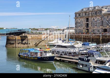 Die Plymouth-Fähre legt im Pool der Royal William Yard, vom Mount Edgcumbe Park auf dem Weg zum Barbican, an. Stockfoto