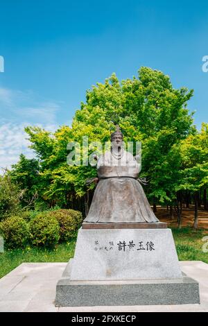 Gimhae, Korea - 24. April 2021 : Heo Hwang-ok Statue im Sureungwon Garten Stockfoto