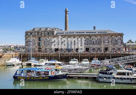 Die Plymouth-Fähre legt im Pool der Royal William Yard, vom Mount Edgcumbe Park auf dem Weg zum Barbican, an. Stockfoto