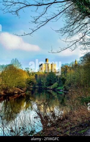 Warkworth Castle, Northumberland, spiegelte sich im Coquet River wider. Stockfoto